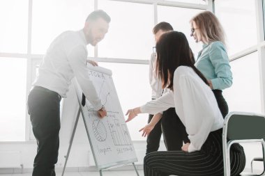 yeni bir projenin geliştirilmesi için fikirleri tartışan iş ekibi