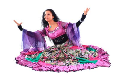 Genç esmer güzel bir çingene dance.isolated beyaz üzerinde dans ediyor