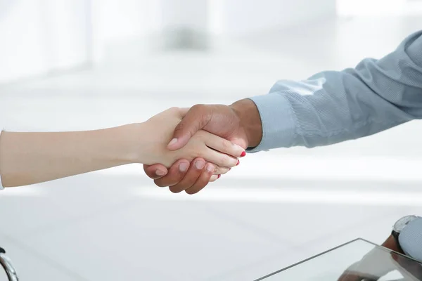 E agitar os parceiros financeiros após a discussão das condições financeiras do contrato . — Fotografia de Stock