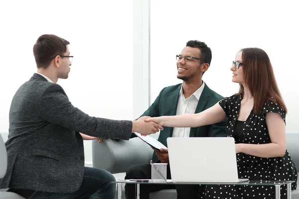 Zakenpartners schudden handen over de onderhandelingen van de tabel — Stockfoto