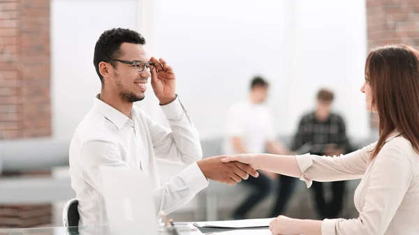 Handdruk van mensen uit het bedrijfsleven na de ondertekening van het contract . — Stockfoto