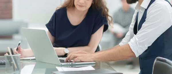 Empleados que utilizan un ordenador portátil para trabajar con datos financieros — Foto de Stock