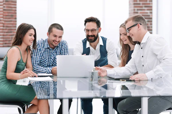 Equipo empresarial moderno que utiliza un ordenador portátil en el lugar de trabajo — Foto de Stock