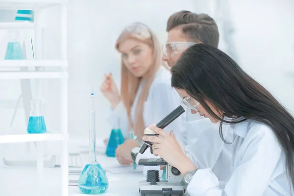 Kvinnlig forskare använder ett mikroskop i laboratoriet — Stockfoto