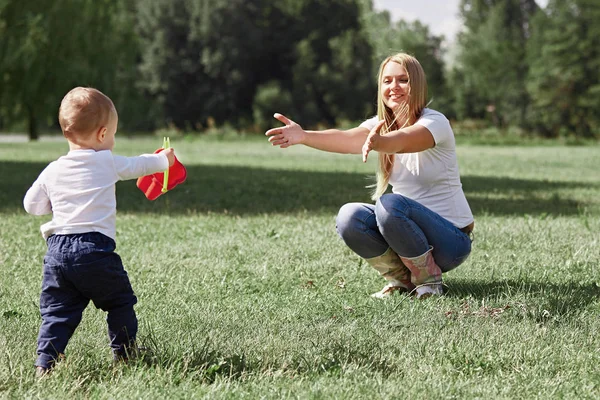 Mami y su pequeño hijo se divierten al aire libre . —  Fotos de Stock