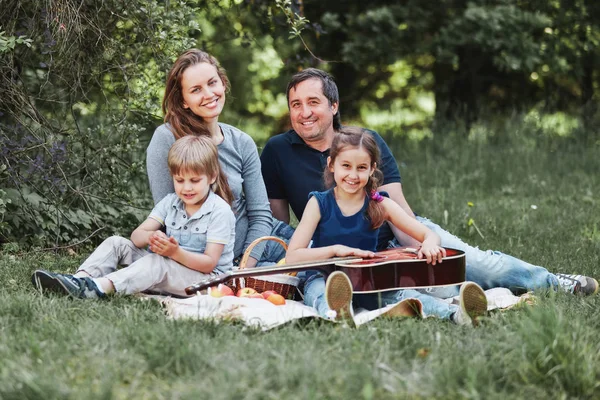 Семья с двумя детьми на пикнике в воскресенье — стоковое фото