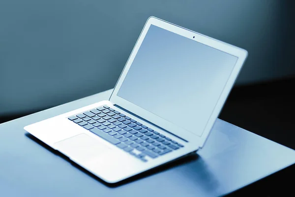Close up.open laptop with a black screen — Stock Photo, Image