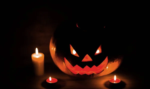 Velas y calabaza para Halloween en una habitación estrecha —  Fotos de Stock