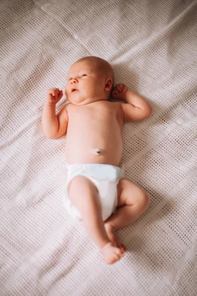 Vrij pasgeboren babyjongen in een luier . — Stockfoto