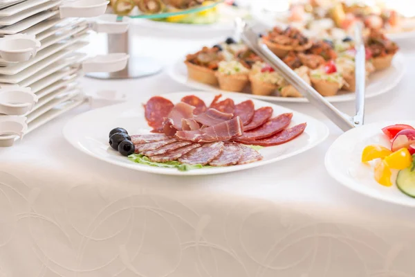 Fatias de salame e carne na mesa do festival — Fotografia de Stock