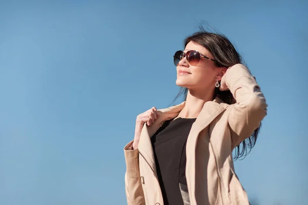 Porträt einer jungen erfolgreichen Frau gegen den Himmel — Stockfoto