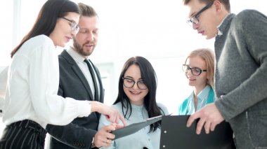 yeni fikirleri tartışmak bir modern iş takım görüntüsü