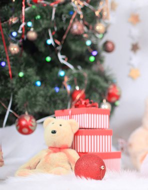 Kapat. Hediye kutusu ve sepeti. Noel arkaplanda hediyeler var..