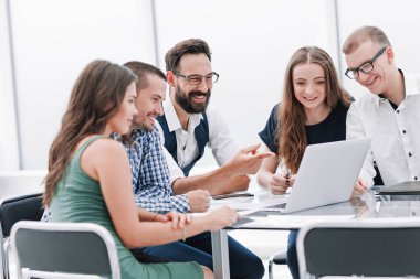 ofiste online haber tartışıyor modern iş ekibi