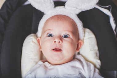 yakın çekim. Şu tatlı bebeğe bir tavşan kostümünü