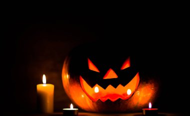 Cadılar Bayramı için sıkışık bir odada mum ve balkabağı