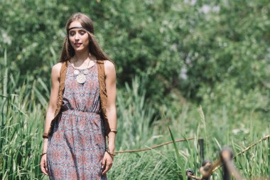 yaz Park arka planda sevimli hippi kız