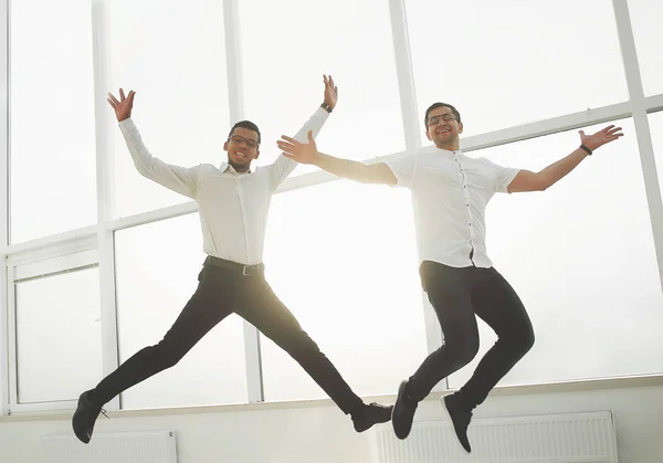 Onların başarı gösteren iki mutlu iş arkadaşları — Stok fotoğraf
