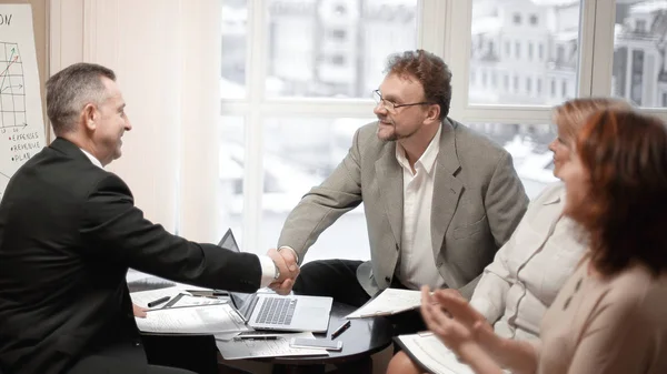 Parceiros de negócios handshake após discussão do contrato. — Fotografia de Stock