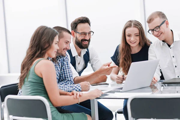 Modern business team dat online nieuws in het kantoor bespreekt — Stockfoto