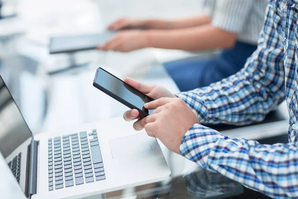 Nahaufnahme: Geschäftsmann mit Smartphone am Schreibtisch — Stockfoto