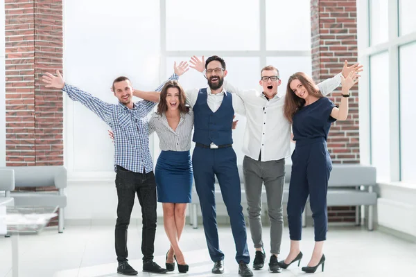 Ευτυχισμένος επιχειρηματική ομάδα στέκεται σε ένα φωτεινό γραφείο — Φωτογραφία Αρχείου