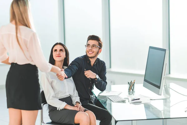 Zakenman schudden handen met de manager van het bedrijf — Stockfoto