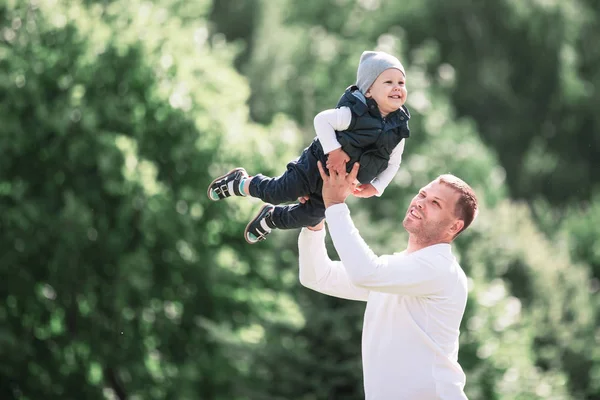 Amorosos padre e hijo en un paseo por el parque de primavera . — Foto de Stock