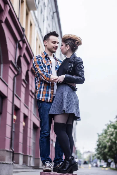 Feliz casal amoroso de pé na rua da cidade . — Fotografia de Stock