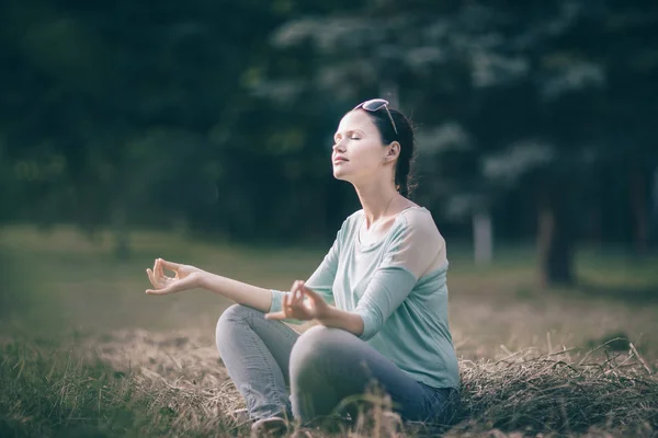 夏の公園でロータスの位置で瞑想美しい若い女性 — ストック写真
