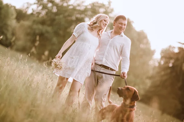 Marido feliz y su esposa embarazada para un paseo en un día de verano  . —  Fotos de Stock