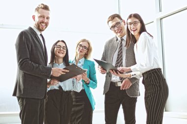 Kapat. gülümseyen iş ekibi iş belgeleriyle