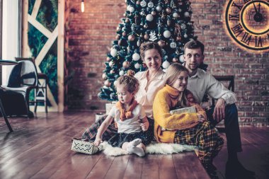 Aile ile rahat bir oturma odasında oturup Noel hediyeleri