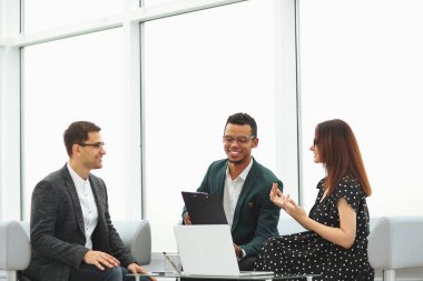 Avukat genç çift ile sözleşmenin koşulları tartışıyor.