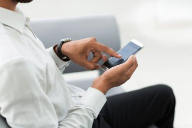 yakın çekim. modern insan onun Smartphone'da yazarak.