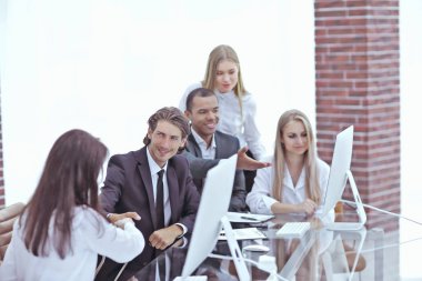 karşılıklı iş kadınları ile müzakere masasına iş ortağı