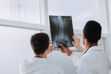 arka görüş.tıbbi meslektaşları hastalarx-ray bakıyor.