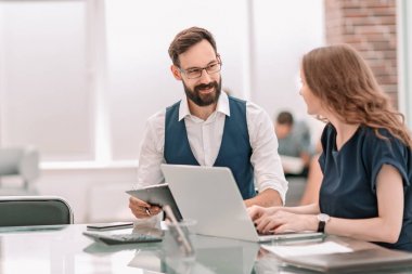 İş arkadaşları ofiste yeni fikirleri tartışıyor.