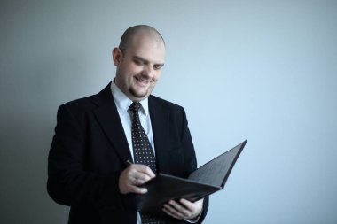 ciddi iş adamı bir belge .isolated gri arka plan üzerinde işaretler