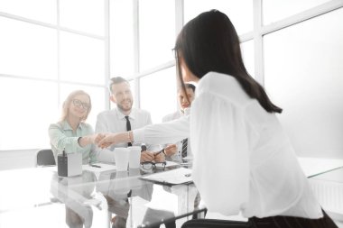 İşveren boş pozisyon için aday ile el sallar