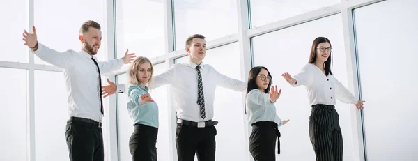 Equipe de negócios de sucesso em pé em um escritório espaçoso — Fotografia de Stock