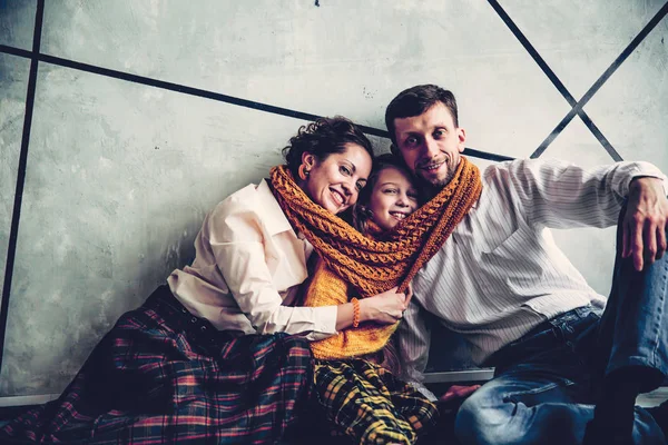 Retrato de una familia feliz con una hija pequeña — Foto de Stock