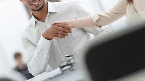 Handshake kolegów biznesowych na biurku w biurze — Zdjęcie stockowe