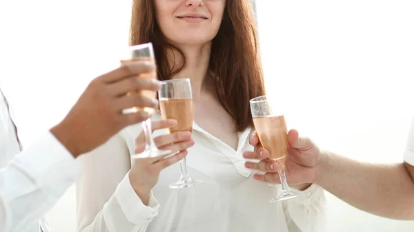 Close up.business equipe segurando um copo de vinho . — Fotografia de Stock