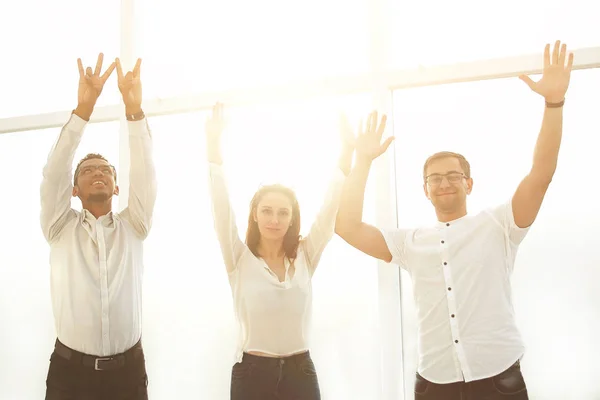 Exitoso equipo de negocios con las manos en alto . — Foto de Stock