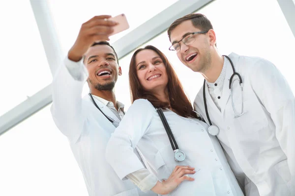 Mosolyogva a csapat az orvosok, a medical Center, figyelembe véve a selfie — Stock Fotó
