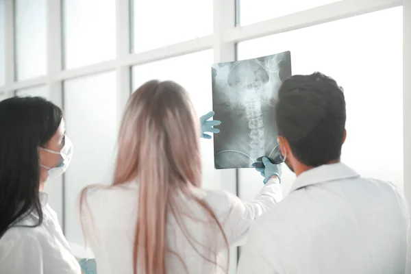 Dikiz aynası. Bir grup cerrah röntgeni tartışıyor. — Stok fotoğraf