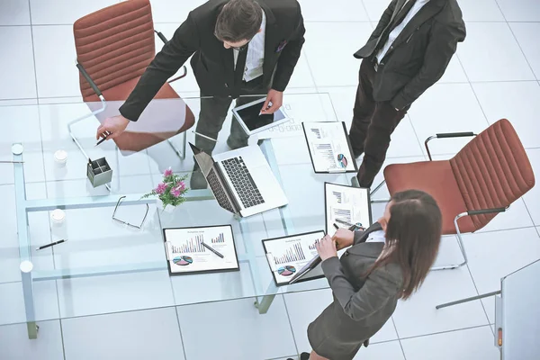 Top view.the business team prima dell'inizio della riunione di lavoro — Foto Stock