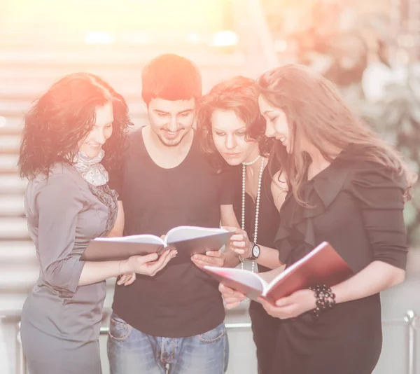 Porträt eines erfolgreichen Geschäftsteams im Hintergrund des Büros. — Stockfoto