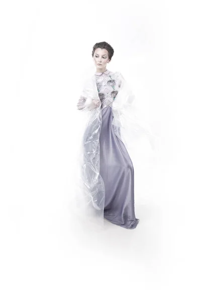 Retrato de una mujer de moda en un cabo transparente . — Foto de Stock